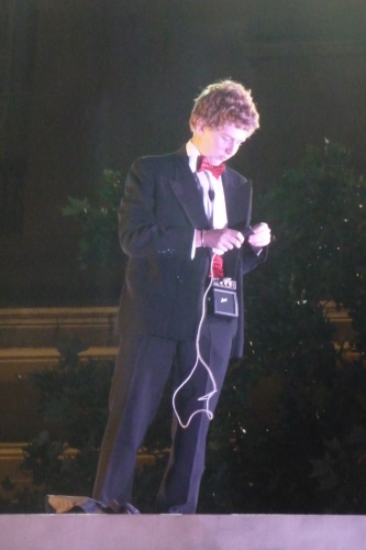 The batteries on this singer seem to be flat