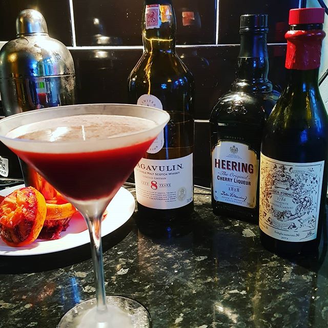 Inspired by @nicholasjmorgan 's shopping list, and remembering @rbwhiskymaker saying it's her favourite cocktail, I thought it a fine time to knock up a #bloodandsand #cocktail ! #lovescotch #lovelywithabitofsmoke #anticaformula #sicilianbloodorange #everysqueezeacrimescene #yummy