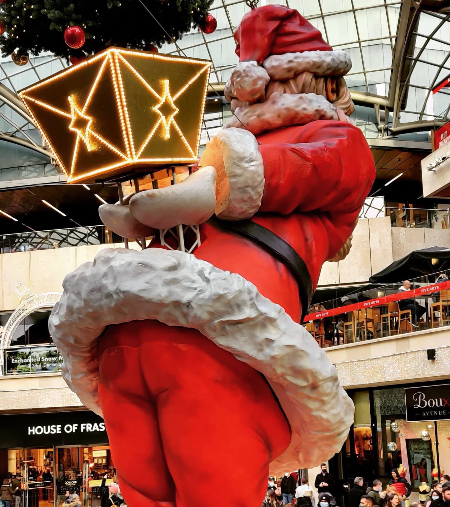 Coquettish Santa, tastefully displaying a bit of crevice. #hohoho