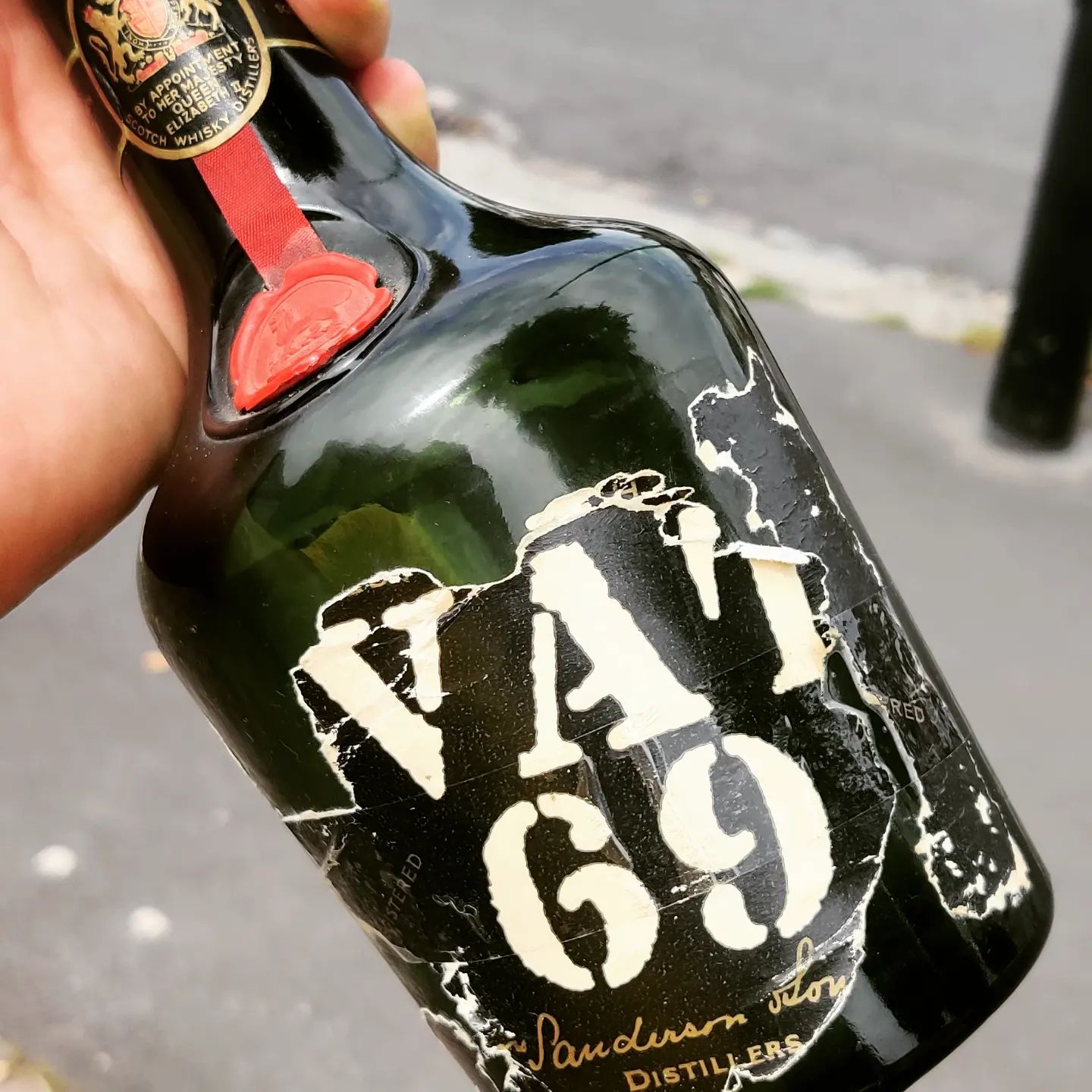 Bye bye delicious blended whisky from The Past. You were a joy to have around, but all things must pass. #lovescotch #vat69 #oldblend