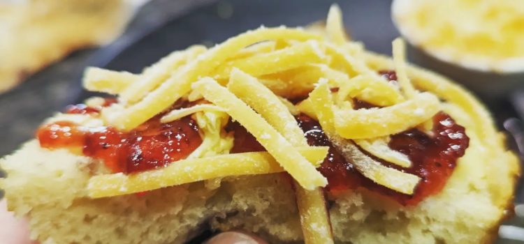 The burning question that divides a nation – do you put jam, THEN grated cheese on your blueberry muffin? Or cheese then jam? #southafricancreamtea #culture #jambasedconundrumsofinstagram #orisitconundra