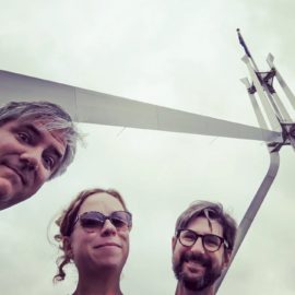 You'd think an antenna that big could get radio 3. #floatingheadsofinstagram #democracyflagpole #straya